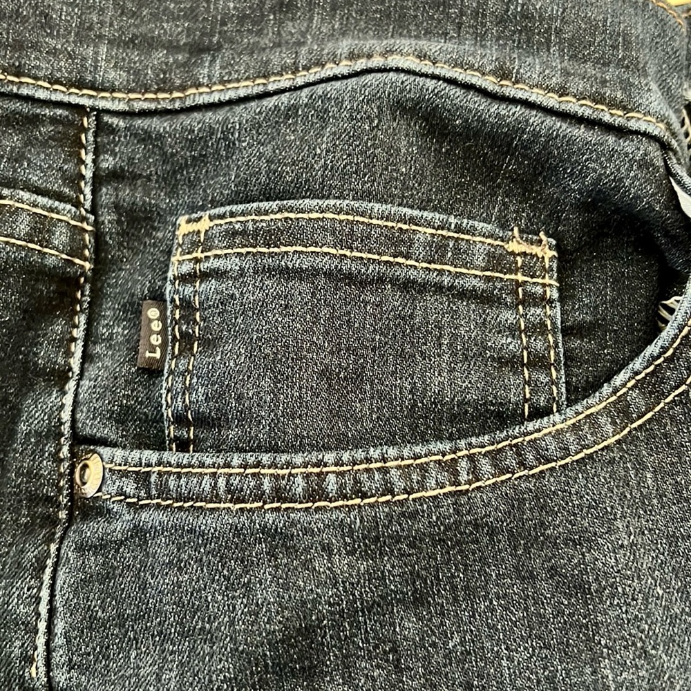 Lee~Blue Jeans / New With Tag / Relaxed Fit~Straight Leg~Mid Rise - Picture 7 of 12